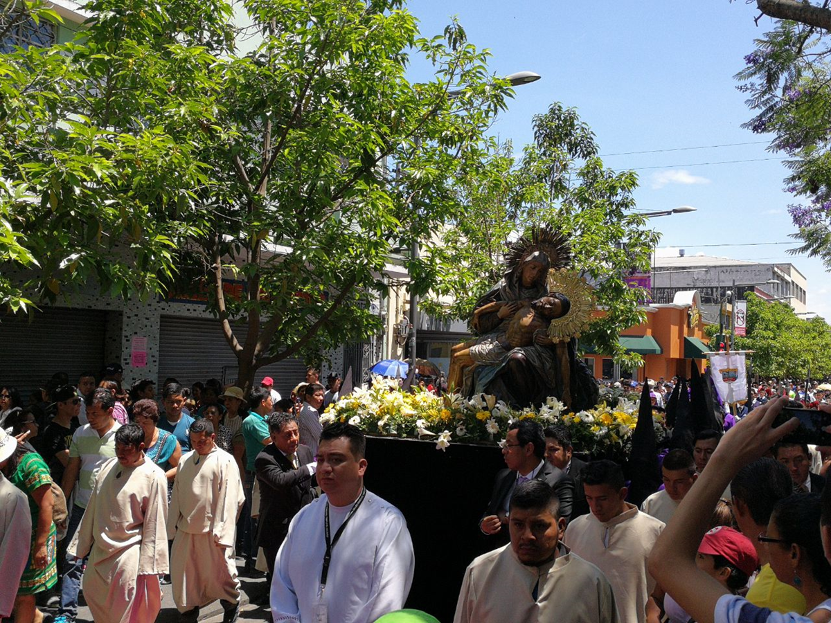 Paso del cortejo procesional sobre el Paseo de la Sexta. (Foto Prensa Libre: Óscar Rivas)