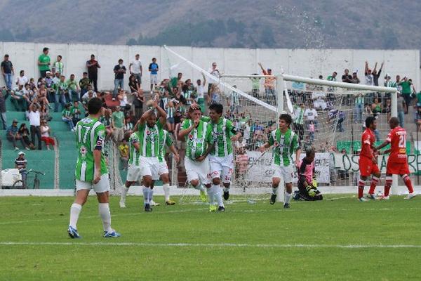Paulo Centurión, centro, festeja el 2-0 de Antigua. (Foto Prensa Libre: Miguel López)