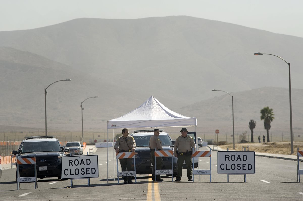 Agentes de la Oficina del Alguacil del Condado de San Diego cortan el acceso al área cercana en donde se construirán los prototipos del muro fronterizo.(Foto Prensa Libre:EFE).
