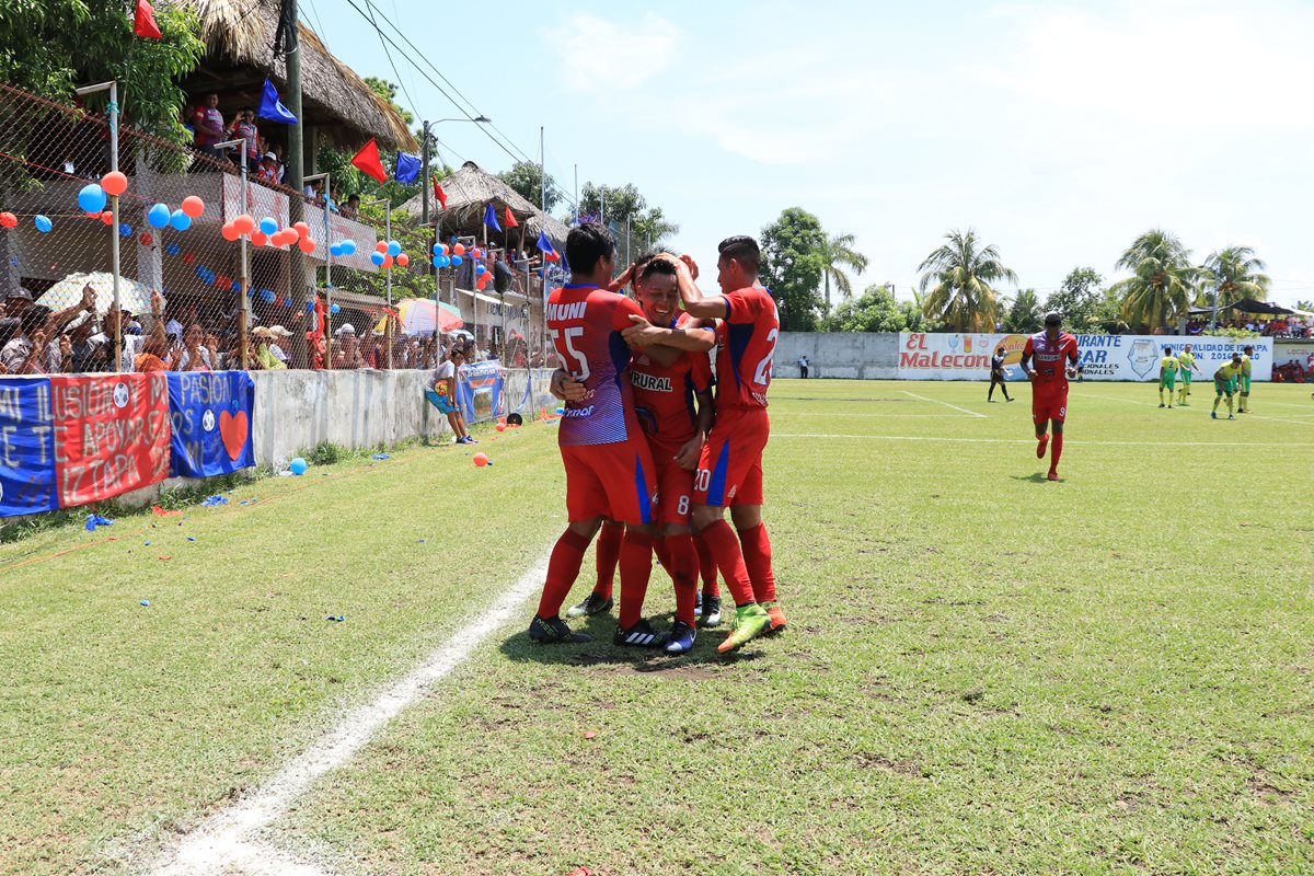 Selvin Pilar festeja con sus compañeros luego de abrir el marcador. (Foto Prensa Libre: Enrique Paredes)