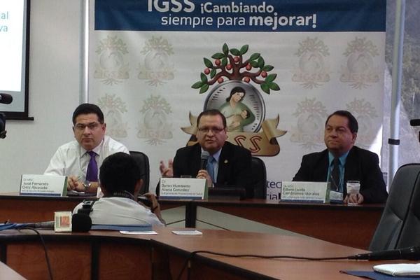 Autoridades del IGSS dan a conocer acciones para prevenir virus chikungunya. (Foto Prensa Libre: IGSS)