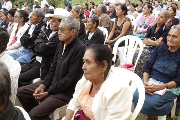 Personas de  la tercera edad, durante acto de inauguración de Hogar Mis Años Dorados.