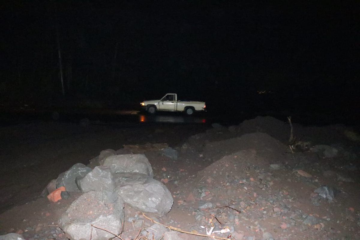 Gran cantidad de arena y grandes rocas se observan a orillas de la RN14. (Foto Prensa Libre: Carlos Paredes)