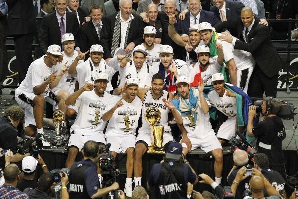 Los Spurs de San Antonio se coronaron campeones de la NBA al derrotar a los Heat de Miami. (Foto Prensa Libre: AS Color)<br _mce_bogus="1"/>