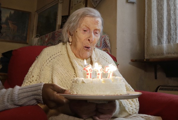 Emma Morano sopla las velas de su pastel que muestra e{ número 117 de su cumpleaños. (Foto Prensa Libre: AP).