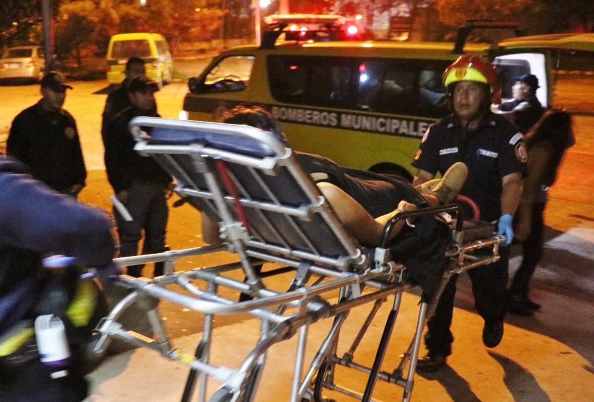 Los socorristas trasdaron a cinco personas con heridas de balas en los diferentes hechos de violencia (Foto Prensa Libre: Cortesía).