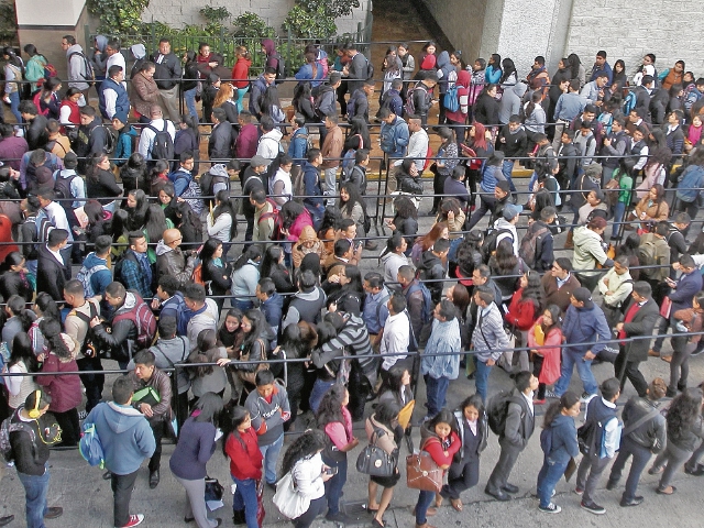 Miles de personas hicieron largas filas para poder ingresar a la Feria del Empleo de AmCham, la cual finaliza hoy en el Centro de Convenciones de Tikal Futura. (Foto Prensa Libre: Álvaro Interiano)