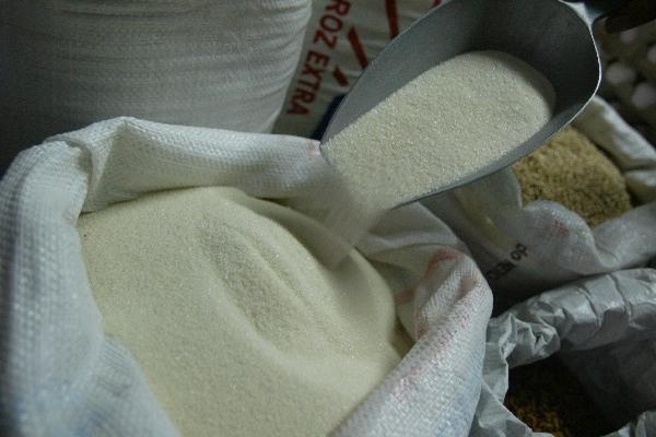 El azúcar será mezclado con hierro y su precio no deberá variar al público, según la Sesán. (Foto Prensa Libre: Erlie Castillo)