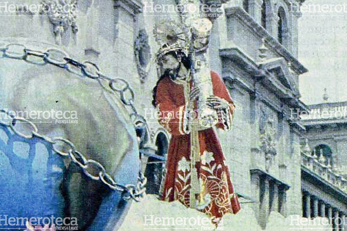 Jesús de La Merced en su procesión del Viernes Santo de 1978. Foto: Hemeroteca PL