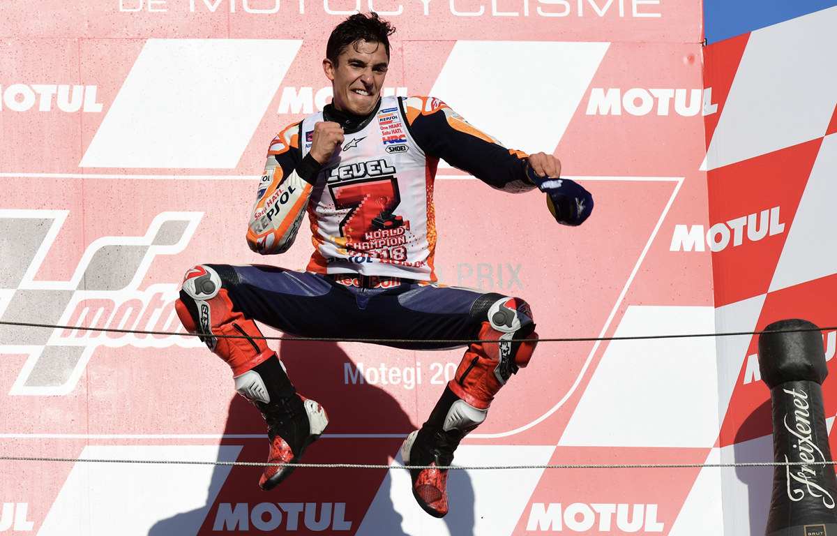 Marc Márquez celebró así su quinto título de la Moto GP. (Foto Prensa Libre: AFP)