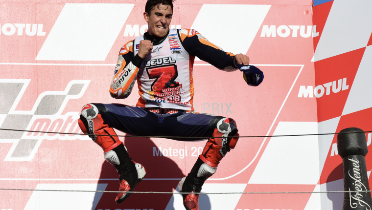 Marc Márquez celebró así su quinto título de la Moto GP. (Foto Prensa Libre: AFP)