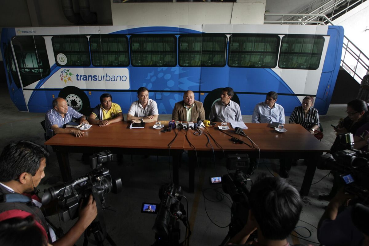 Empresarios de transporte urbano anuncian que dejarán de dar servicio gratuito a personas de la tercera edad. (Foto Prensa Libre: Edwin Bercián)