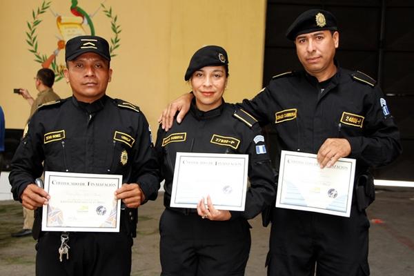 Los policías muestran un diploma de capacitación en un curso que realizaron hace algunas semanas. (Foto Prensa Libre: archivo).<br _mce_bogus="1"/>