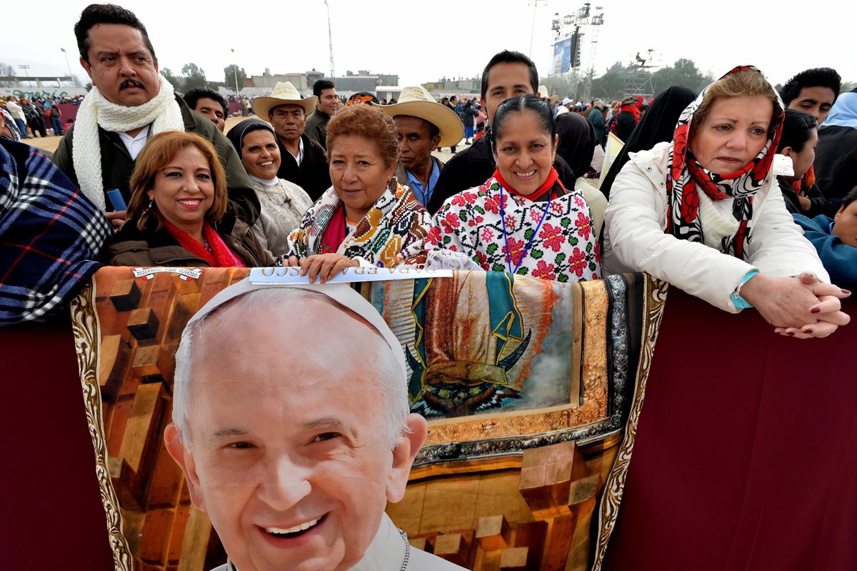 Mujeres chiapanecas portan la imagen del papa Francisco durante su visita a este estado el lunes. (Foto Prensa Libre: EFE).