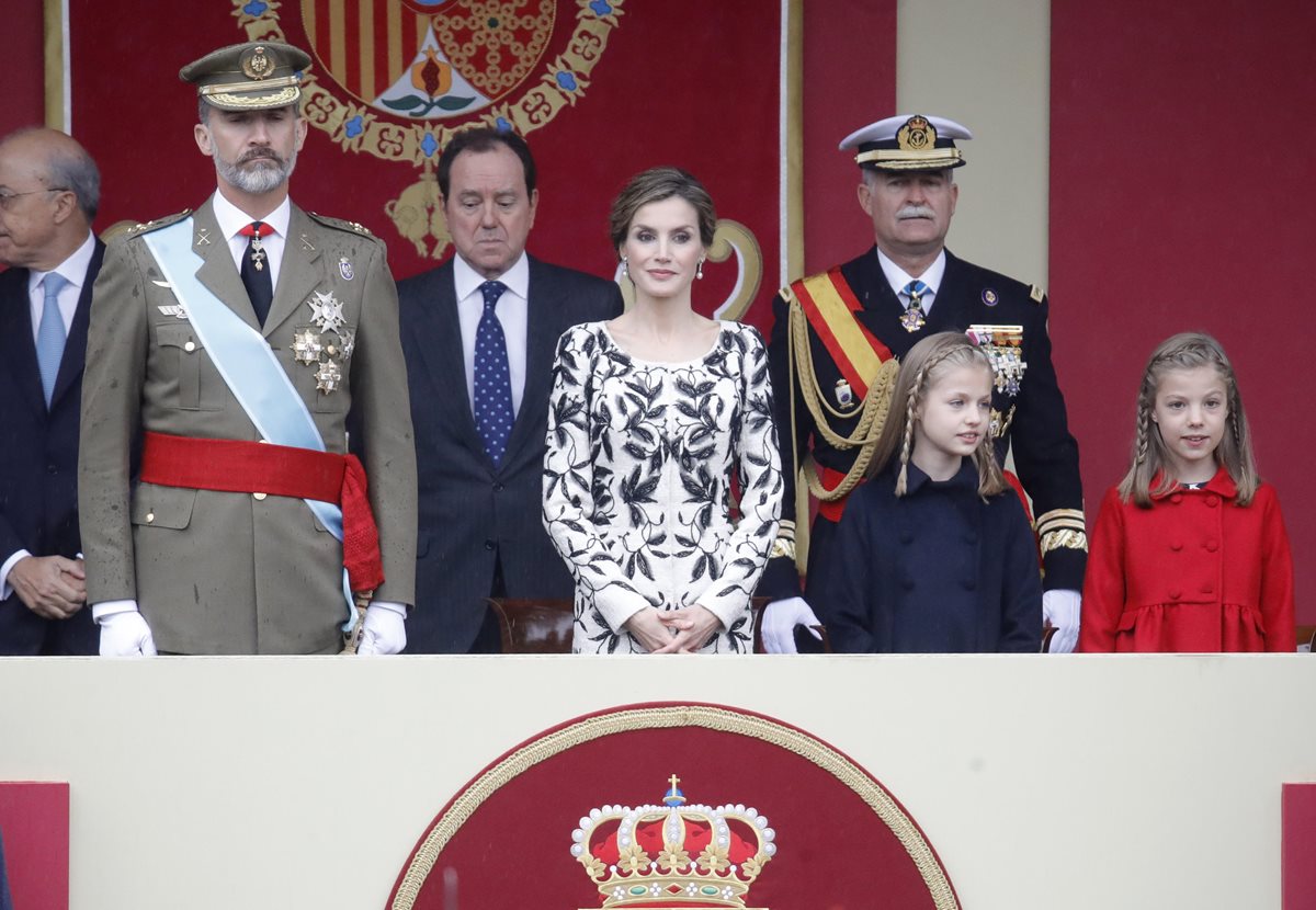 El rey Felipe, su esposa, la reina Leticia y sus hijas, la princesa de Asturias y la infanta Sofía, presiden los actos en España. (Foto Prensa Libre: EFE).
