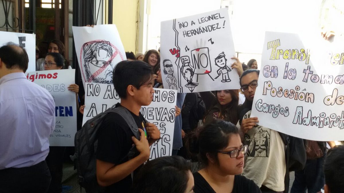Estudiantes de la Escuela Superior de Arte de la USAC protestan por el nombramiento del nuevo director. (Foto Prensa Libre: Álvaro Interiano)