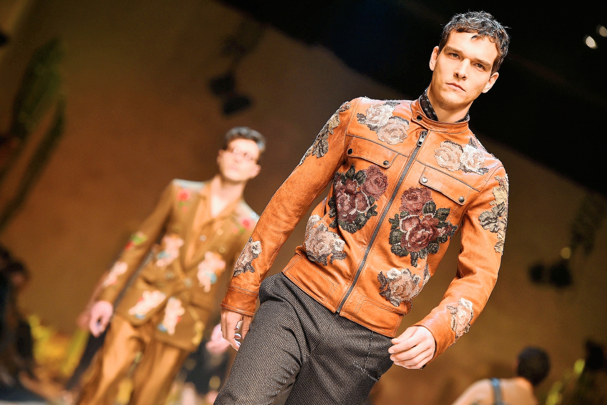 La nueva colección de la firma Dolce & Gabbana se inspira en los colores y el estilo del lejano oeste. (Foto Prensa Libre: AFP).