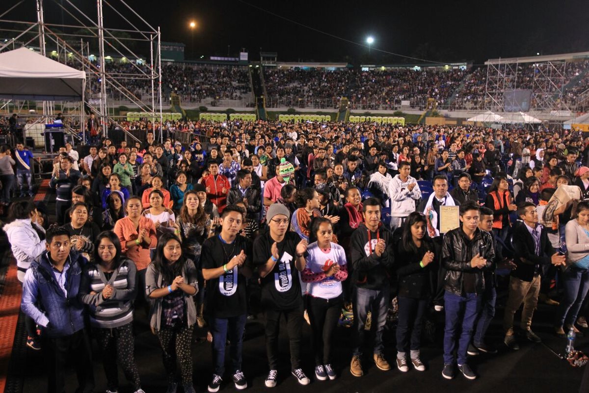 Panorámica del Estadio Cementos Progreso, donde miles de católicos se reúnen en la Vigilia Centroamericana por la PAz. (Foto Prensa Libre: Esbin García)