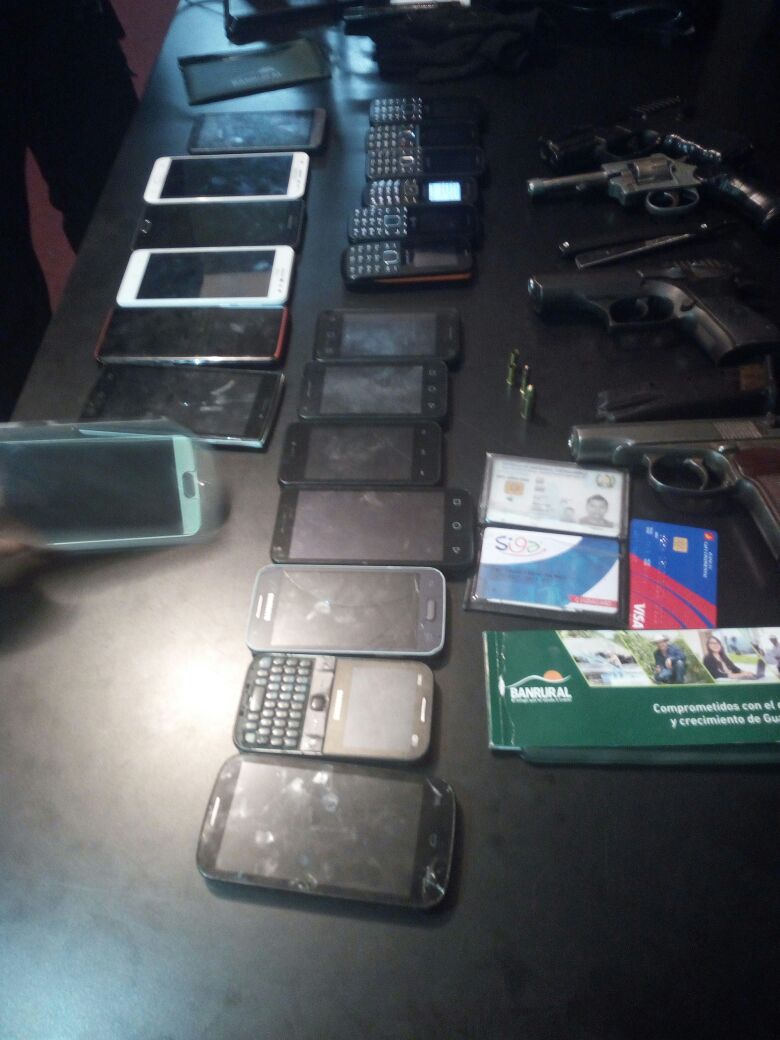 Al menos 20 teléfonos móviles encontró la PNC a un supuesto ladrón que minutos antes había despojado a pasajeros de un bus y a un elemento de la PMT. (Foto Prensa Libre: Estuardo Paredes)