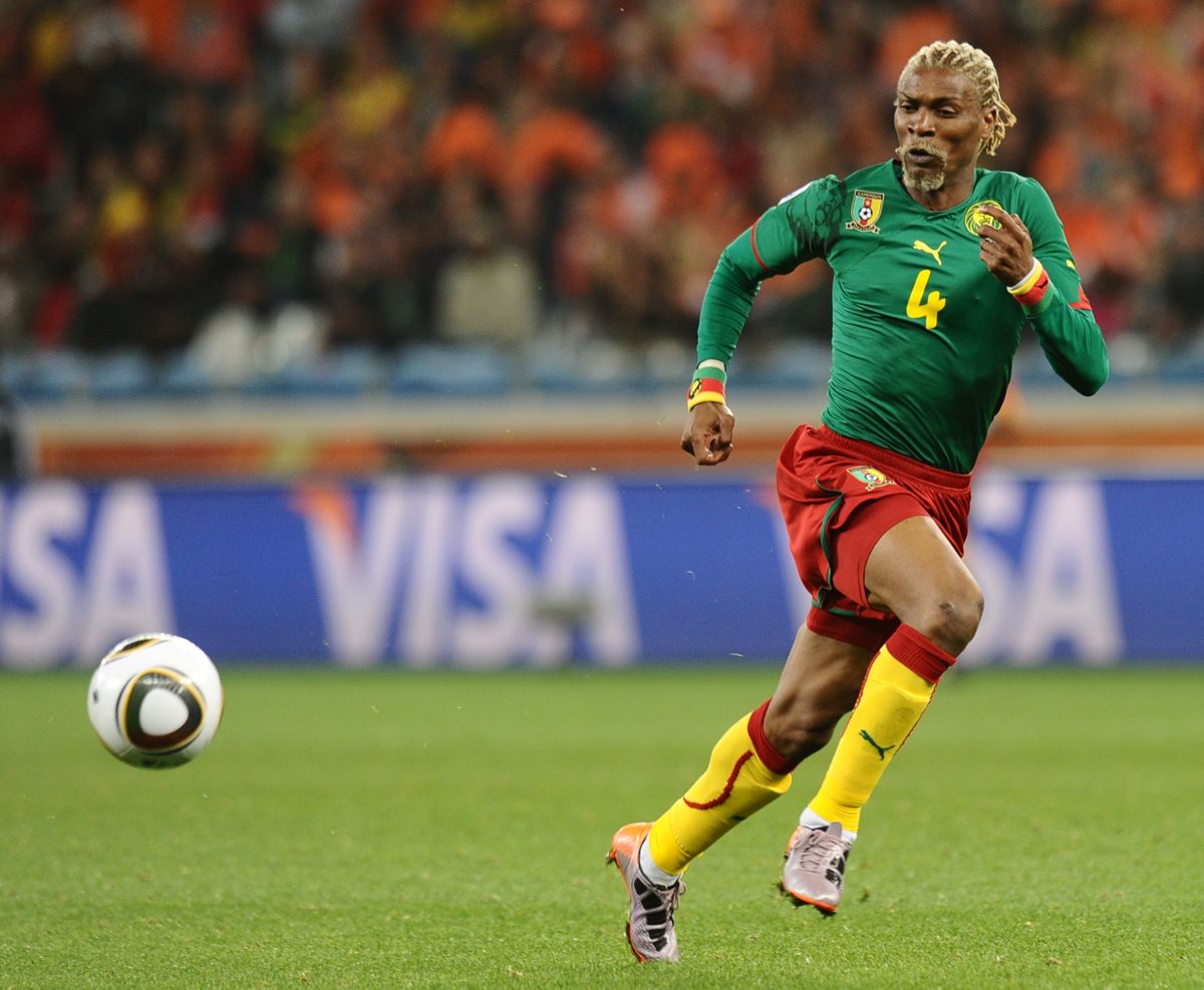 El camerunés Rigobert Song, de 40 años, se encuentra en estado grave y será evacuado mañana a Francia para recibir tratamiento tras sufrir un derrame cerebral. (Foto Prensa Libre: AFP)