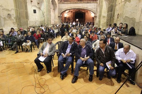 Representantes de varios sectores y autoridades de Antigua Guatemala se reúnen para buscar una salida a la crisis en la Municipalidad.