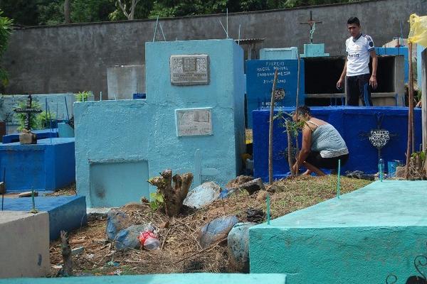Vecinos limpian cementerio de la aldea San Rafael Pacayá, Coatepeque, Quetzaltenango. (Foto Prensa Libre: Alexánder Coyoy)