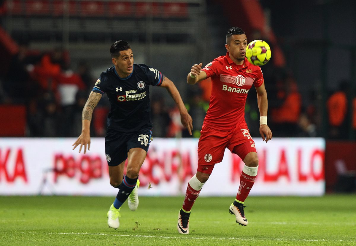 El jugador Fernando Uribe (d) de Toluca será fundamental para el equipo rojo. (Foto Prensa Libre: EFE)
