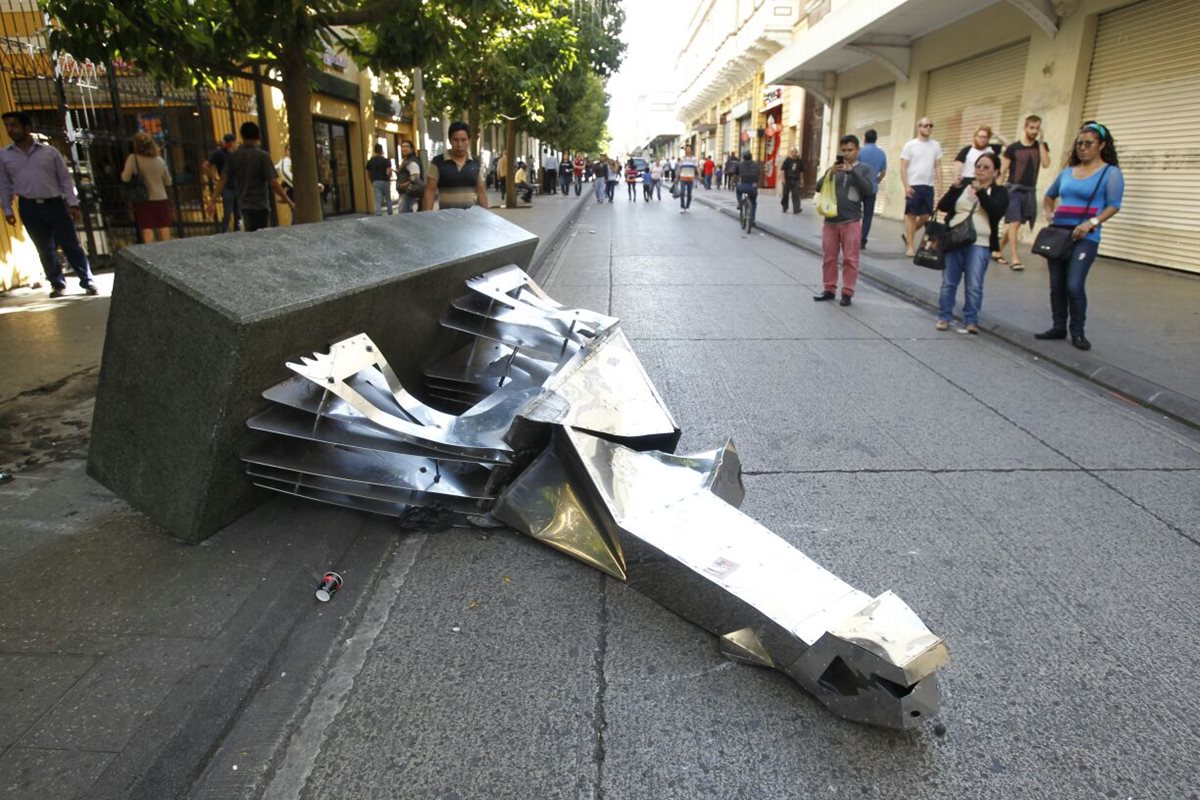 Las esculturas de los jaguares en el Paseo de la Sexta Avenida fueron destruidos. (Foto Prensa Libre: Paulo Raquec)