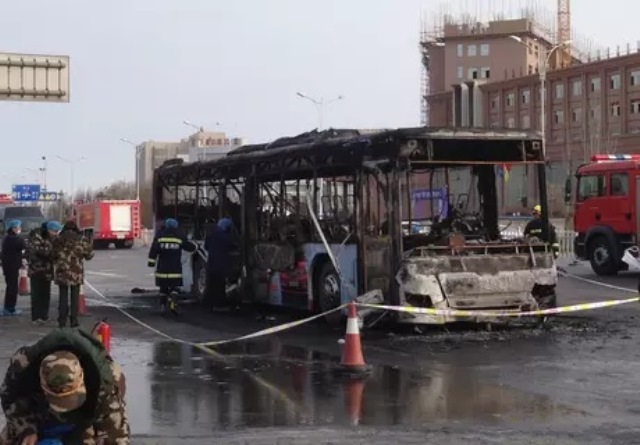 Mueren 14 personas en incendio de autobús. (Foto Prensa Libre: AFP)