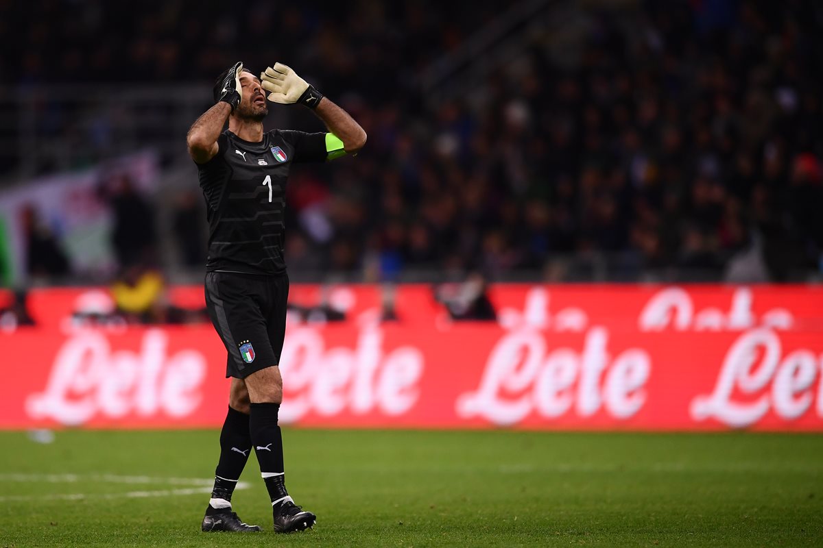 Buffon se lamenta al finalizar el partido de vuelta en la repesca contra Suecia. Los italianos no pudieron contra el cuadro vikingo. (Foto Prensa Libre: AFP)