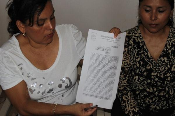Las concejales Lysbiajani Cruz y Lesly Velásquez muestran una copia del acta, en la que se acordó que se aumentaría a Q2 mil las dietas por sesión del Concejo de Jutiapa. (Foto Prensa Libre: Óscar González)