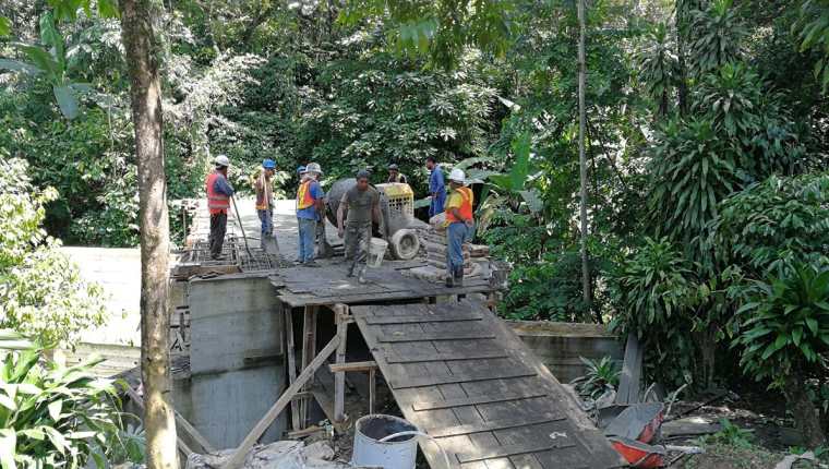 Construcción de puente vehicular en el sector 3, caserío San José, San Miguel Panam, Suchitepéquez, proyectada desde el 2016. (Foto Prensa Libre: SNIP)