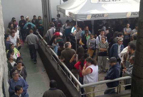 Decenas de guatemaltecos tramitan su DPI. (Foto Prensa Libre: Erick Ávila)