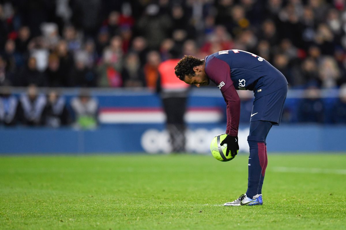 Neymar habló con su compañero Edinson Cavani antes de lanzar el penalti que generó malestar en la afición parisina. (Foto Prensa Libre: AFP)