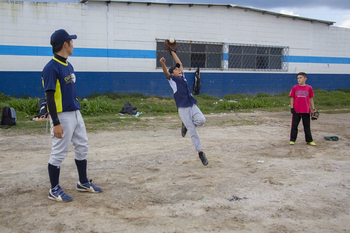 Niños ponen en práctica las técnicas que les ha enseñado Hiroki Sakuma. (Foto Prensa Libre: Cortesía de Jica).