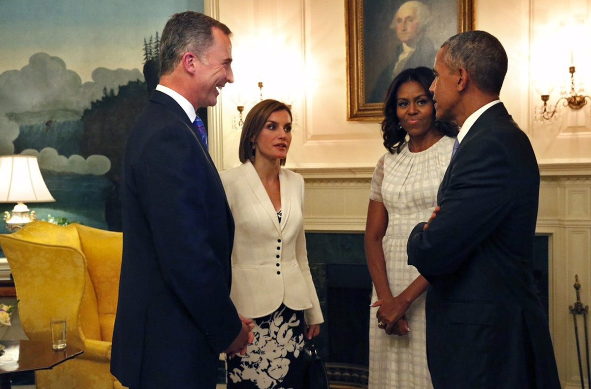 <em>Los reyes de España conversan con el presidente de EE. UU. y su esposa. (Foto Prensa Libre: EFE).</em>