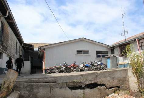 El deterioro de las instalaciones de la Comisaría 41, en Quetzaltenango, lo evidencia el hundimiento de una parte del piso, debido a una tubería rota.