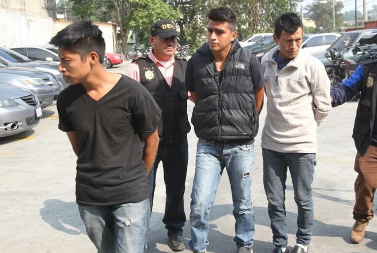 Carrillo Aquino -al centro- junto a sus cómplicez Xajap y Castillo, ingresan al Juzgado de Mixco. (Foto Prensa Libre: Érick Avila)