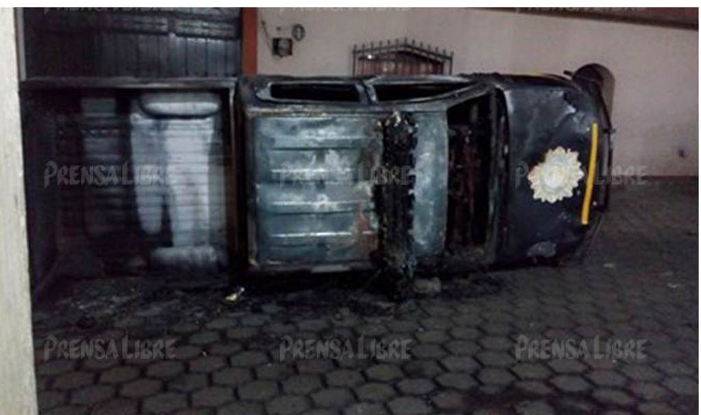 Una de las dos autopatrullas que fue quemada en Santiago Atitlán, Sololá. (Foto Prensa Libre: Ángel Julajuj).