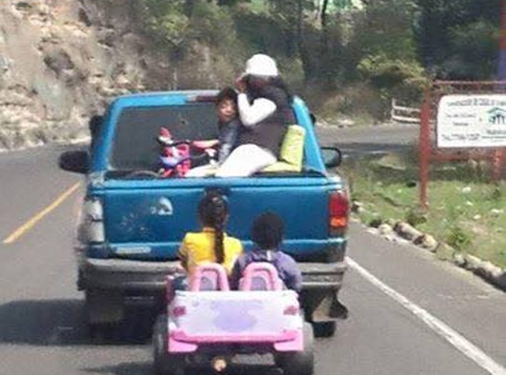Imagen muestra cómo viajaban los dos niños. (Foto Prensa Libre: tomada de Facebook).