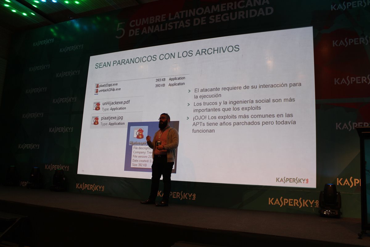 Juan Andrés Guerrero ofreció varios consejos prácticos para prevenir el robo de datos personales. (Foto Prensa Libre: Cristian Dávila)