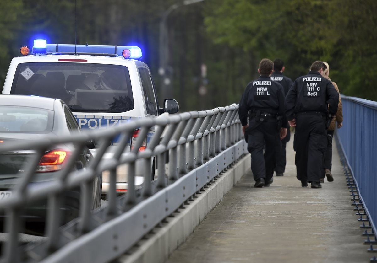 La policía de Dortmund investiga el caso del pasado martes, en el que Marc Bartra resultó herido. (Foto Prensa Libre: AP)