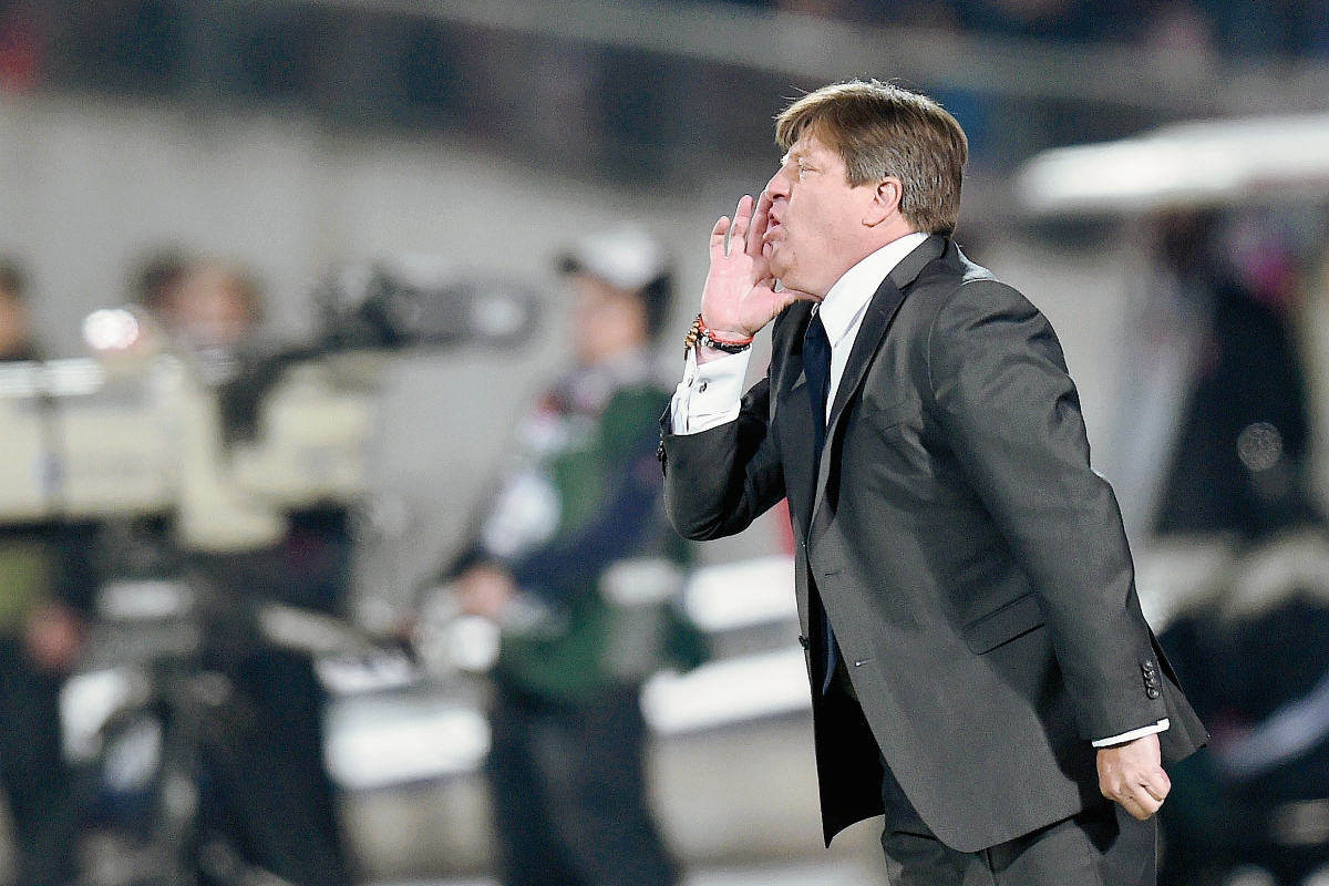 El técnico Miguel Herrera da instrucciones a sus jugadores durante un partido de la Copa América ante Chile. (Foto Prensa Libre: EFE)