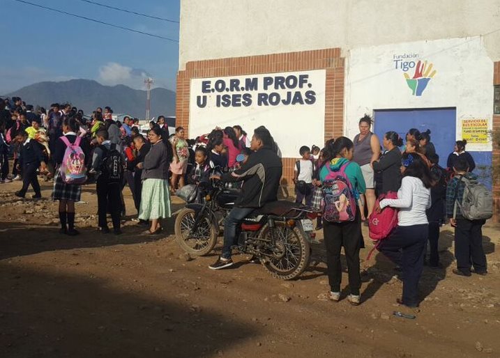 Estudiantes y padres de familia de la Escuela Oficial Rural Mixta Ulises Rojas, Bárcenas, Villa Nueva, tomaron el plantel durante dos días para exigir la contratación de una maestra. (Foto Prensa Libre: cortesía)
