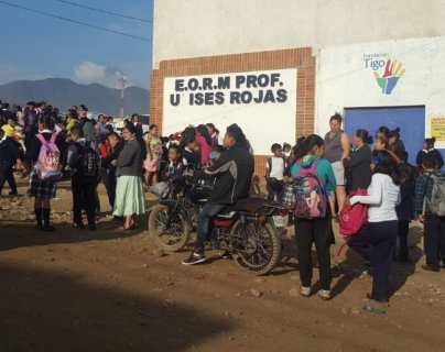 Dirección de escuela en Bárcenas, Villa Nueva, causa conflicto