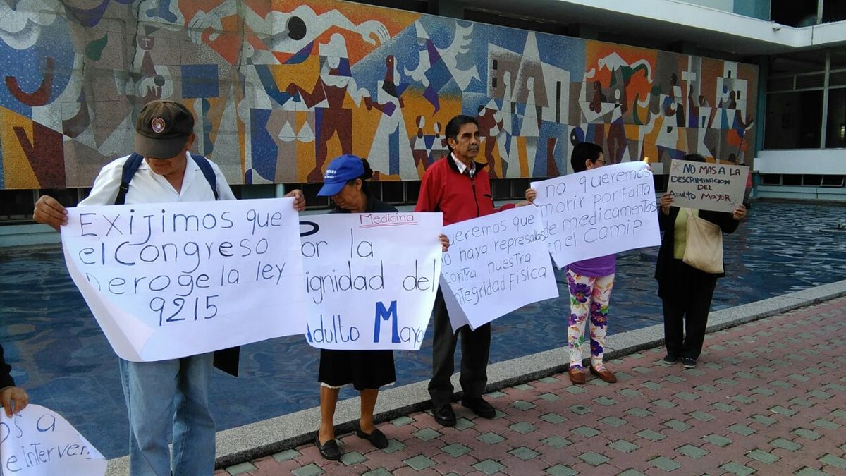 Seis pensionados exigen frente a las oficinas del IGSS, en la zona 4, medicamentos y atención médica. (Foto Prensa Libre: Geldi Muñoz)