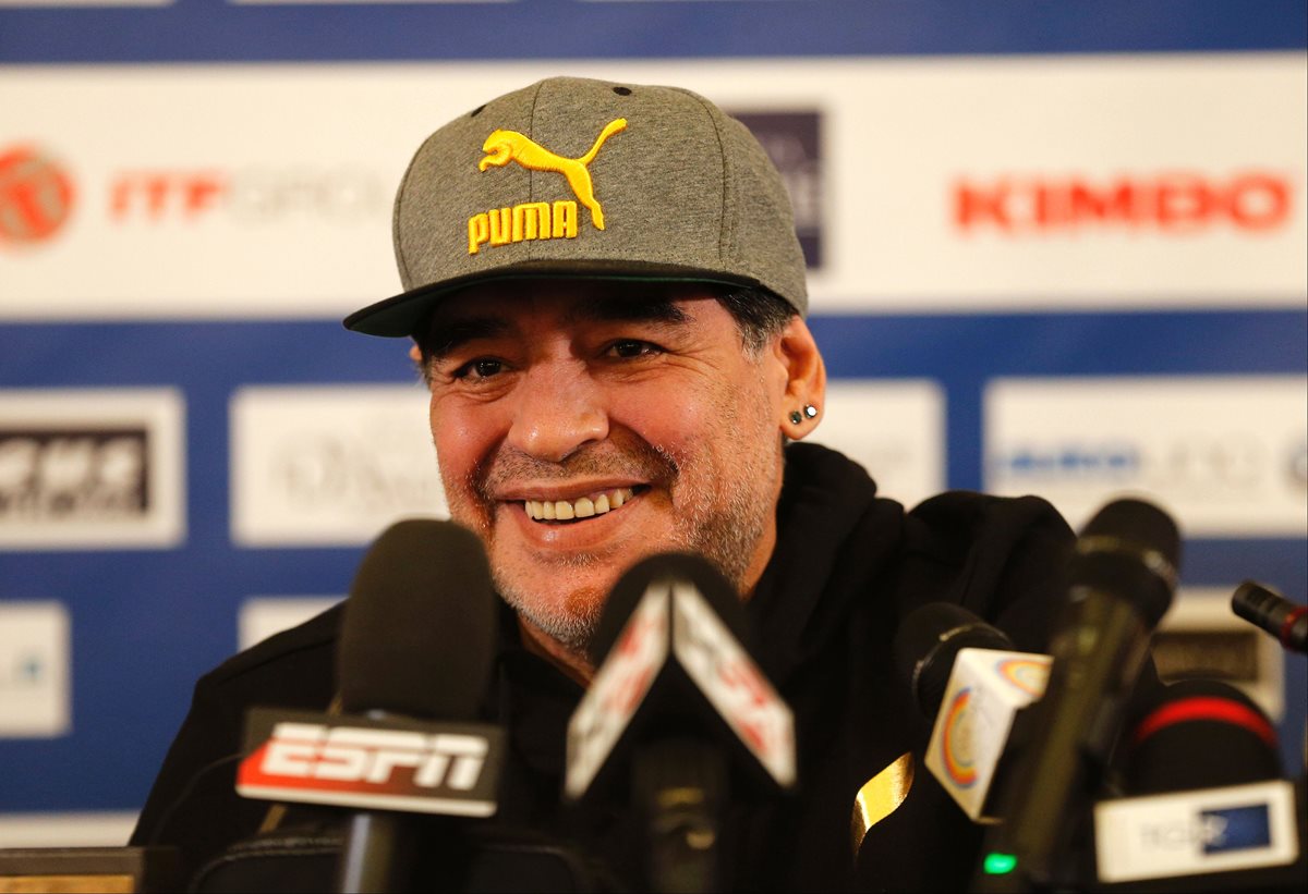 Diego Maradona se encuentra en Italia por los festejos del 30 aniversario del primer escudetto del Nápoli. (Foto Prensa Libre: AFP)