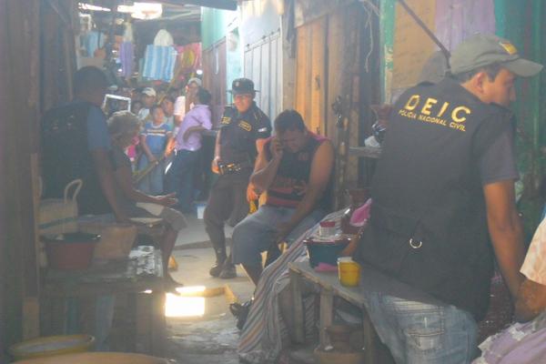 MP recolecta evidencias del crimen. (Foto Prensa Libre: Edwin Paxtor)