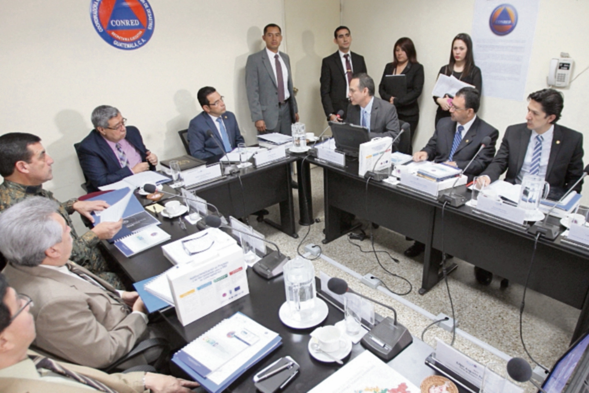 Alejandro Maldonado explica a Morales y Cabrera la situación de vulnerabilidad del país. (Foto Prensa Libre: Erick Ávila)