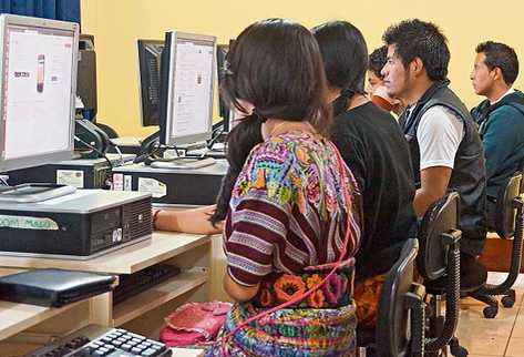 JÓVENES DE Patzún aplican sus conocimientos tecnológicos en el Centro Comunitario Digital.